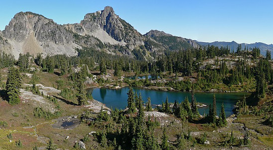 picture of an alpine lake